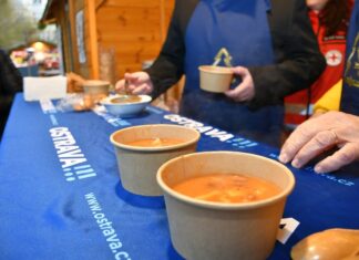 Vánoční polévka s vedením města a koledy před radnicí