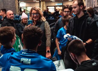 Lovci autogramů zaplnili vánoční fanshop