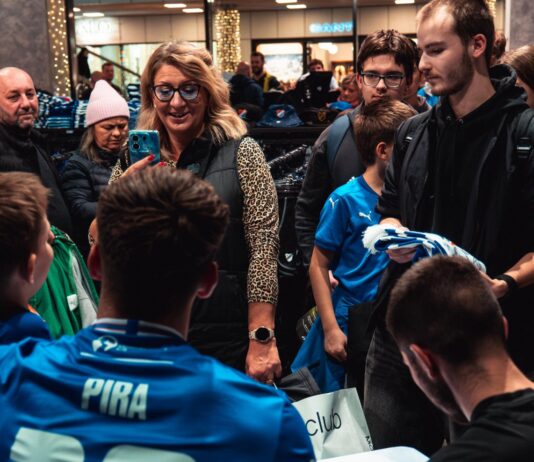 Lovci autogramů zaplnili vánoční fanshop