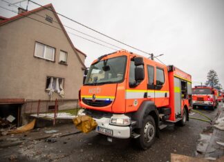 Výbuch plynu způsobil požár a vážně poškodil dům ve Vratimově