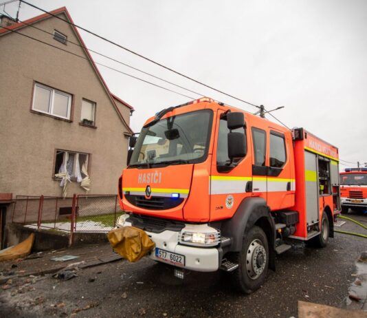 Výbuch plynu způsobil požár a vážně poškodil dům ve Vratimově