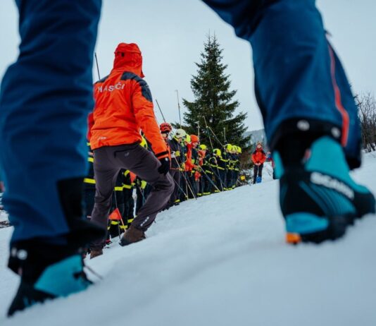 Hasiči z Moravskoslezského kraje trénovali zásah při pádu laviny společně s Horskou službou