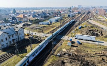 Začarovaný přejezd ve Studénce zavřeli. Konečně se buduje podjezd.