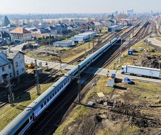 Začarovaný přejezd ve Studénce zavřeli. Konečně se buduje podjezd.