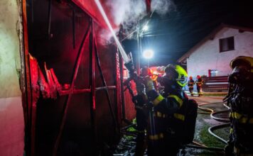 Požár zachvátil stodolu v Paskově