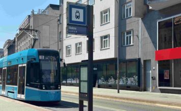 Dopravní podnik Ostrava (DPO) zahajuje instalaci prvních elektronických jízdních řádů